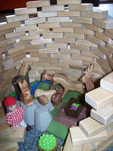Quelle: Kinderarche Legelshurst Bauzimmer mit Konstruktion aus Holzbausteinen und Figuren